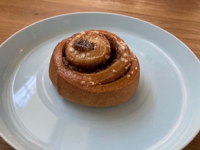 皿に乗ったIKEAのシナモンロール