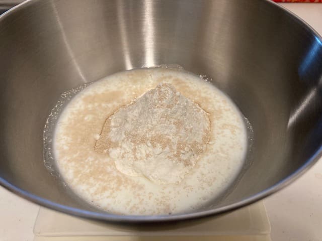 ボウルに入った中種用の材料