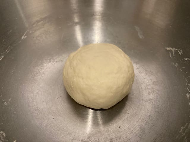 こねて丸めた発酵前の生地