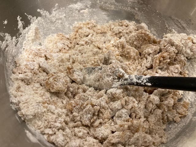 バター、溶き卵、スパイスに粉類を加えたもの