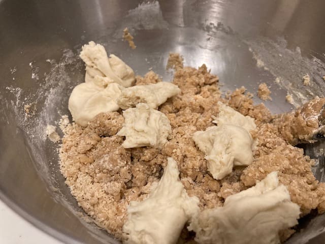 中だねをちぎって加えた状態の生地