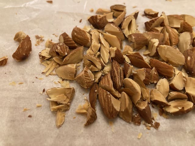 包丁で粗く刻んだアーモンド