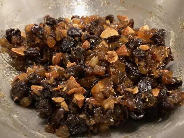 ミックスフルーツとアーモンドを混ぜた状態