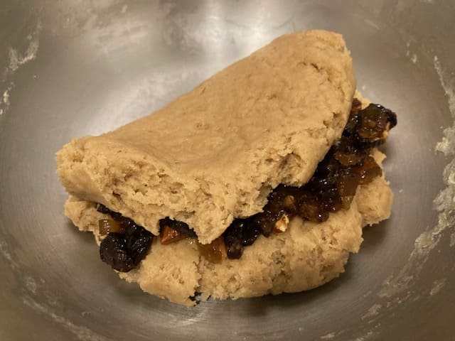 ドライフルーツを生地に織り込んだ状態