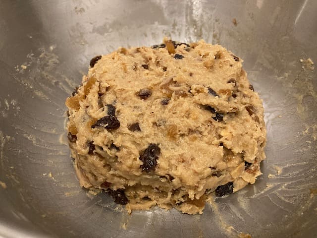 ドライフルーツを生地に練り込んだ状態