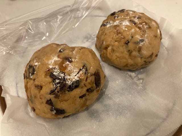 2つに分けて丸めた生地