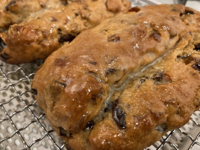 溶かしバターをたっぷり塗ったシュトーレン