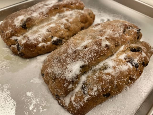 グラニュー糖をたっぷりかけたシュトーレン