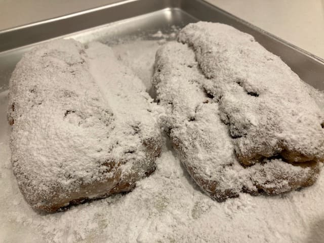 粉糖をたっぷりまぶしたシュトーレン