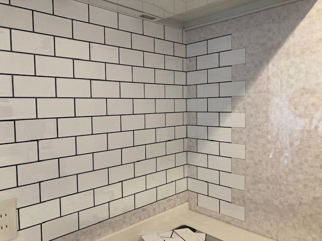 タイル風シールを貼っている途中の状態の壁