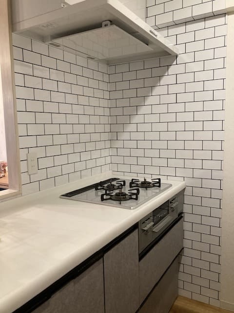 タイル風シールを貼った後のキッチン