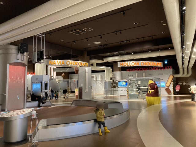 ゲーム感覚でチョコレートづくりを体験できるコーナー