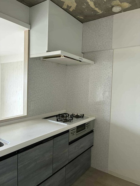 タイル風シールを貼る前のキッチン