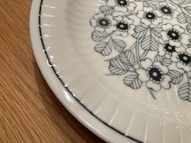 パスタプレートの縁のライン