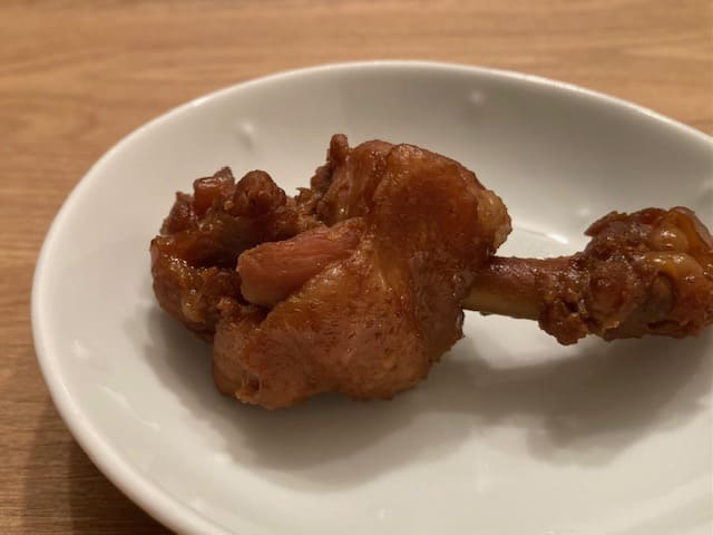 切り込みを入れてから酢を加えて煮た手羽元の煮物