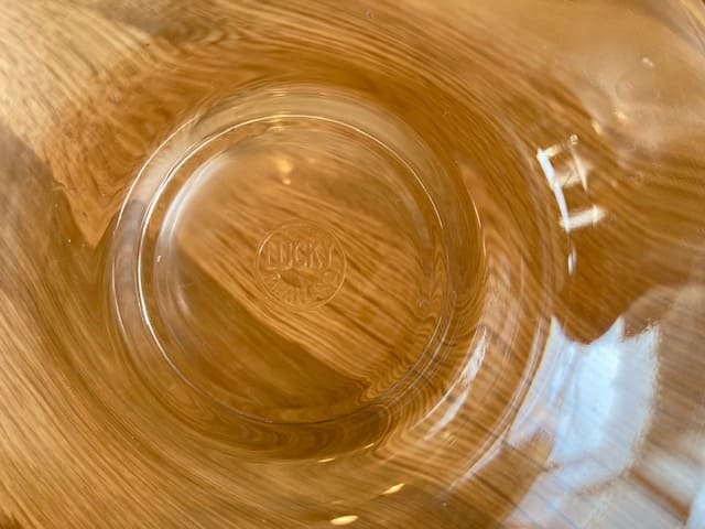 器の底に書かれたラッキータイランドの印字