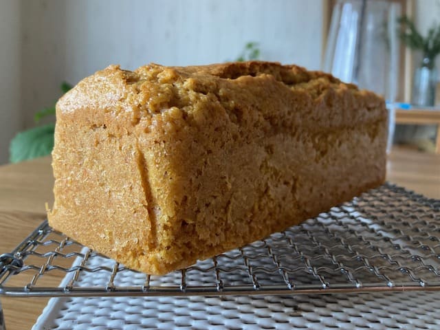 型から出してすぐのキャロットケーキ