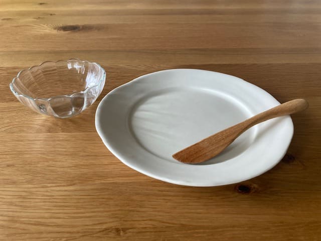 木やガラスのアイテムと組み合わせた馬場さんの器