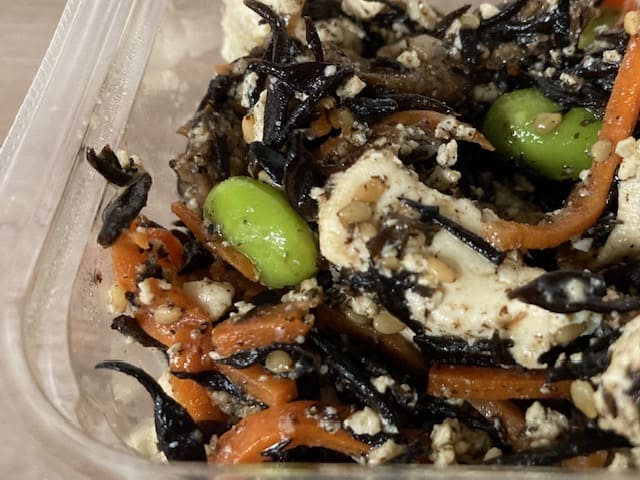 ちょいデリ「豆腐と枝豆のひじき和え」のアップ写真