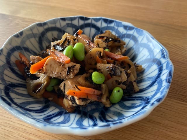 完成した豆腐と枝豆のひじき和え