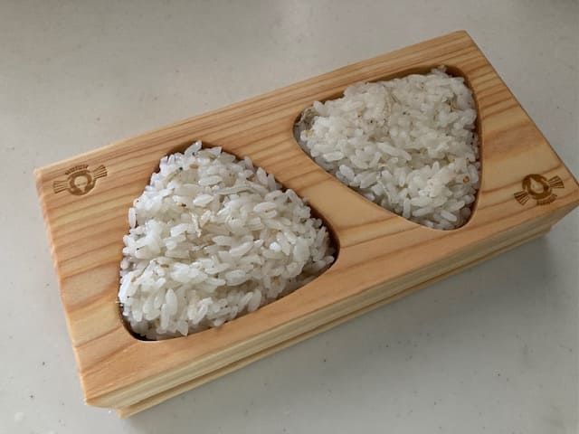ご飯を詰めた状態のアコメヤのおにぎり型
