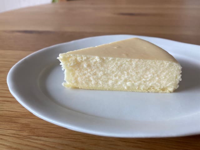 カットした御用邸レモンチーズケーキの断面