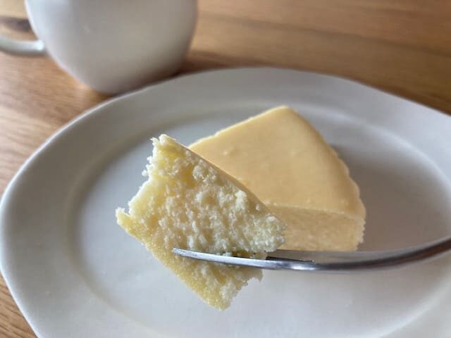 フォークで持ち上げた状態の御用邸レモンチーズケーキ
