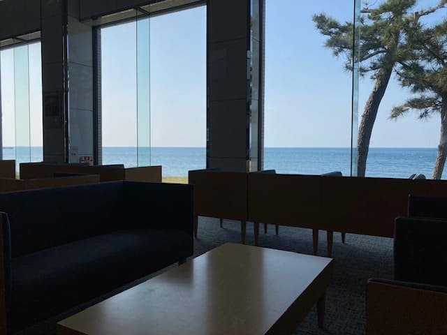 ロビーからの海景色