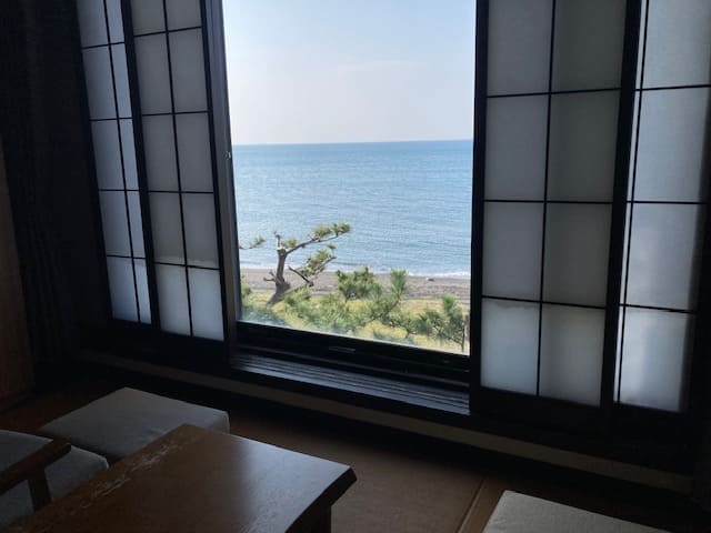 ホテルの部屋から眺める海景色