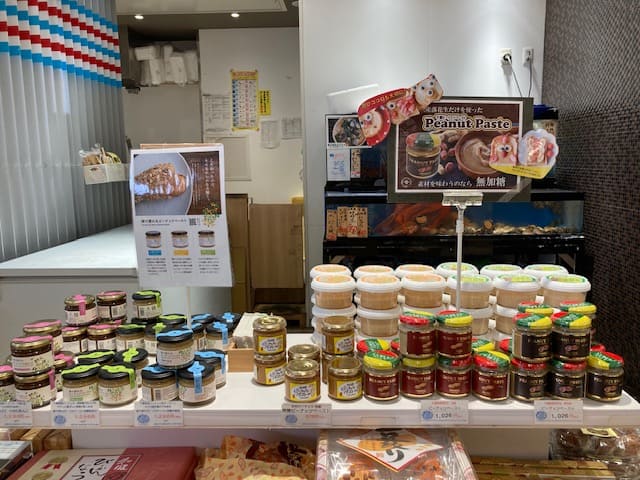 様々なピーナッツペーストが並ぶ売り場