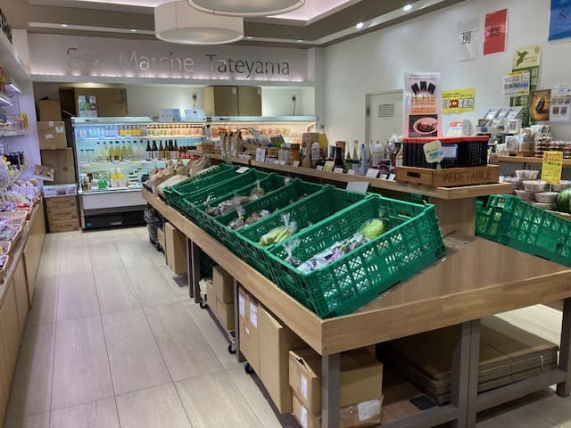 渚の駅の野菜や加工品売り場