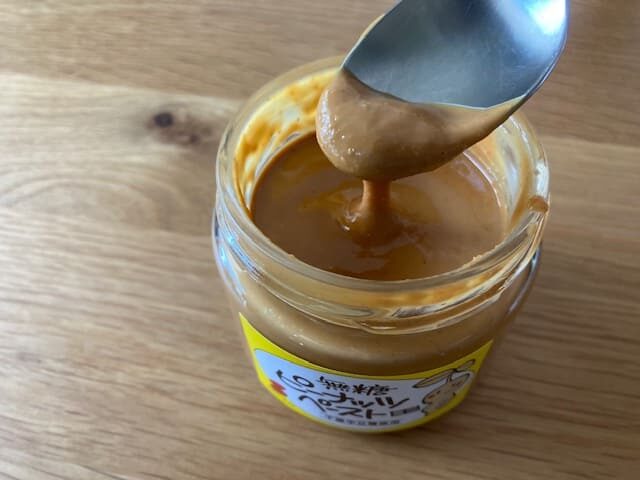 スプーンですくった状態のピーナッツペースト