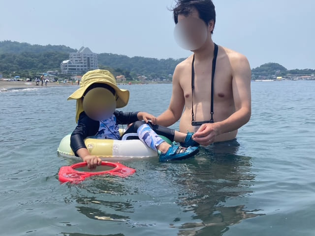 海の中で浮き輪で遊んでいる様子
