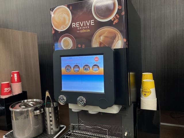 ラウンジ内のコーヒーマシーン
