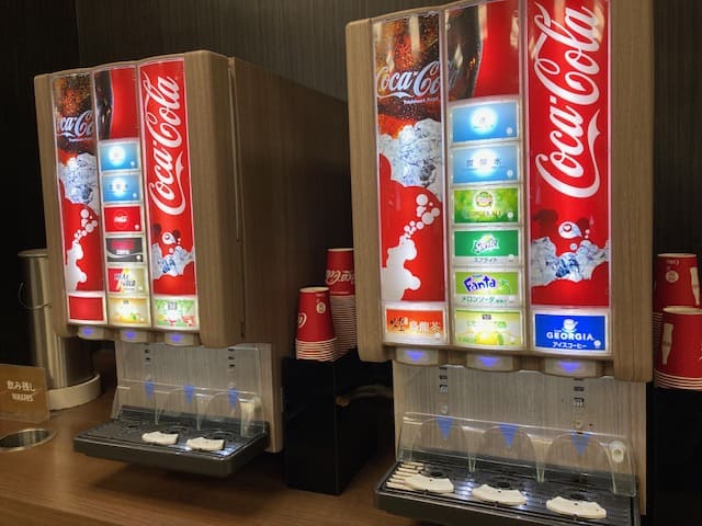 ラウンジ内のドリンクマシーン