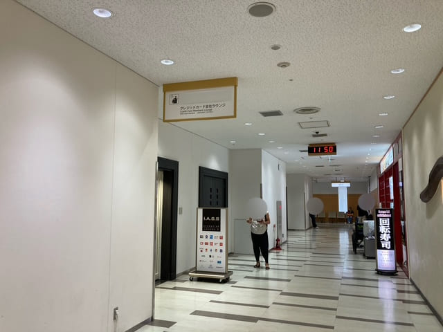 成田空港カードラウンジの入口