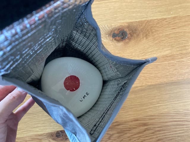 おにぎりケースを入れた状態の「たためる保冷ランチバッグ 縦型」