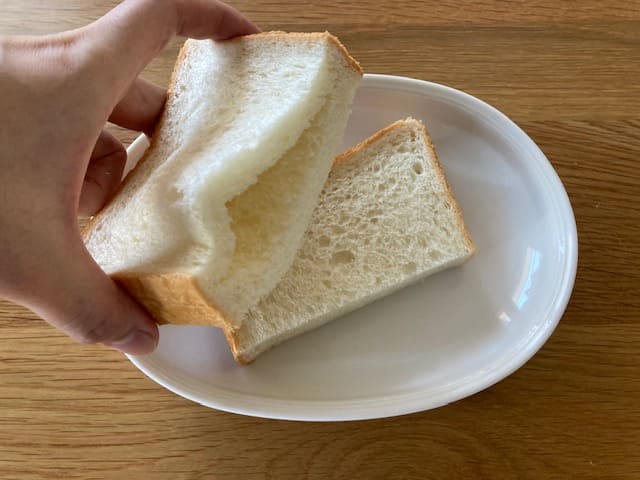 切り込みを入れた状態の食パン