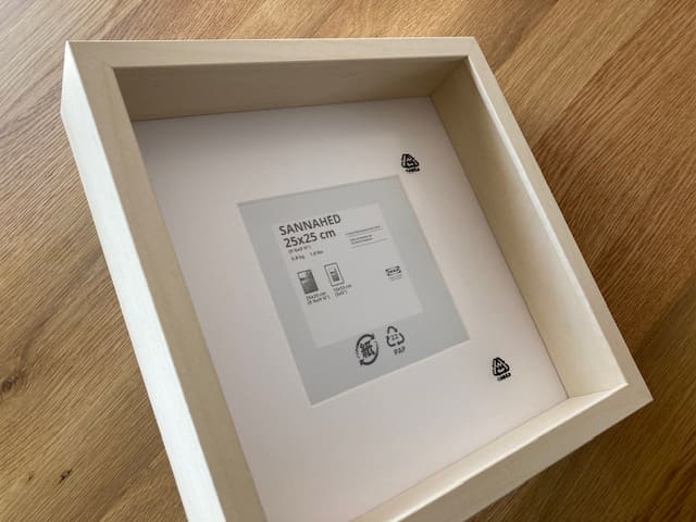 斜め上から見たIKEAのコレクション額縁